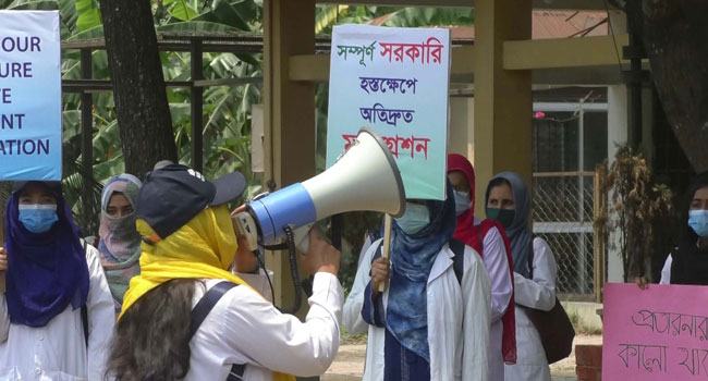 রংপুরে সর্বাত্মক লকডাউনেও নর্দান মেডিক্যালের শিক্ষার্থীরা আন্দোলনে