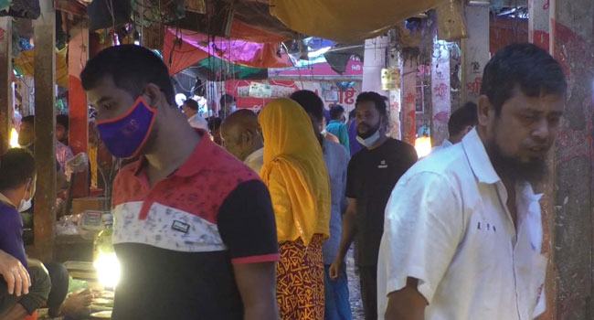 রংপুরে সর্বাত্মক লকডাউনে রাস্তায় যান, বাজারে মানুষের ভিড়