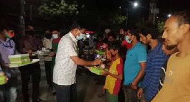 গভীর রাতে সাহরি নিয়ে ভাসমানদের পাশে নারায়ণগঞ্জের ডিসি
