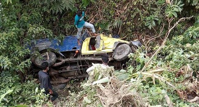 রাঙ্গামাটিতে ফলের ট্রাক খাদে পড়ে হতাহত ৩