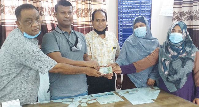 মিরসরাইয়ে স্কুলশিক্ষিকার চিকিৎসায় শিক্ষা অফিসের সহযোগিতা