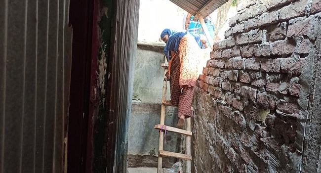 গফরগাঁওয়ে প্রতিবেশীর শত্রুতার শিকার একটি পরিবার