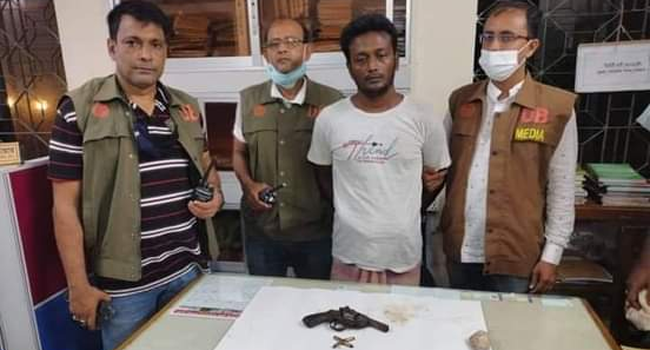 বরগুনায় রিভলভার ও ৪ রাউন্ড গুলিসহ যুবক গ্রেফতার