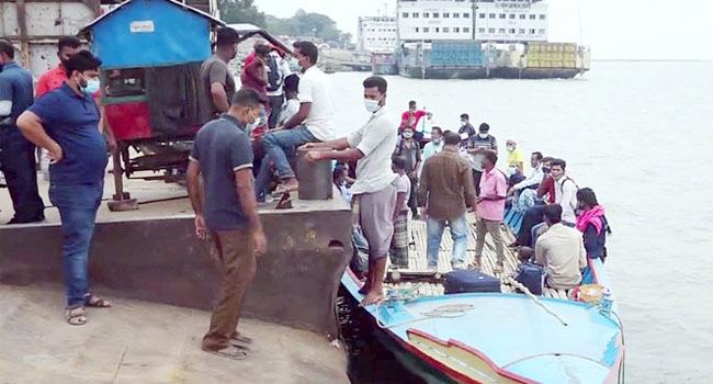 লকডাউনেও দৌলতদিয়া-পাটুরিয়া রুটে ঢাকামুখী যাত্রীদের ঢল