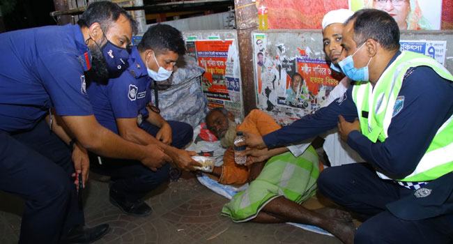 টহলের পাশাপাশি ভোররাতে সাহরি নিয়ে হাজির নারায়ণগঞ্জ পুলিশ