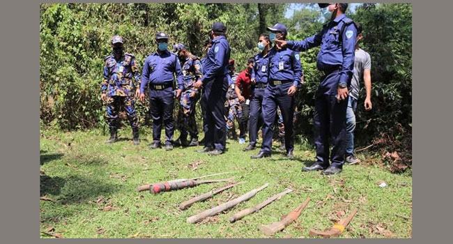 পাহাড়ে পুলিশের অভিযানে আগ্নেয়াস্ত্র ও গুলি উদ্ধার