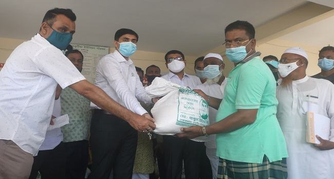 শ্রীনগরে কর্মহীন ও মৎস্যজীবীদের মধ্যে খাদ্যসামগ্রী বিতরণ