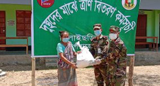 করোনা মোকাবেলায় রাঙ্গামাটিতে বাংলাদেশ সেনাবাহিনীর মানবিক সহায়তা