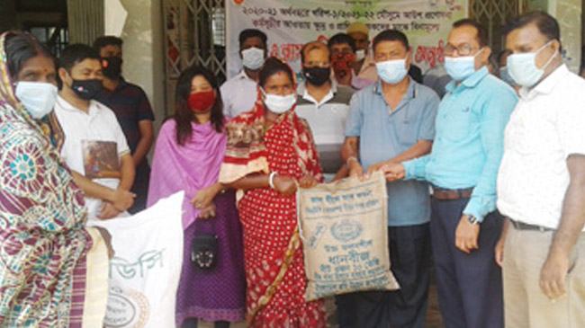 ৪০০ কৃষক পেলেন সার বীজ