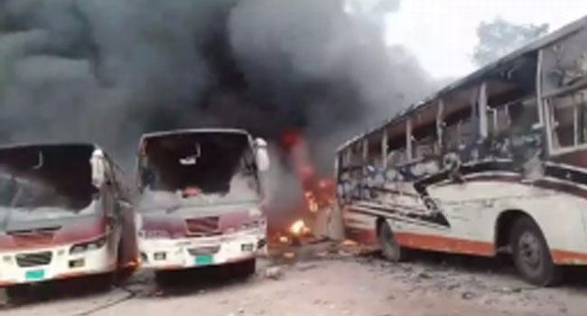 নবাবগঞ্জে ভয়াবহ আগুন : ৯টি বাস ও ১০টি দোকান পুড়ে ছাই