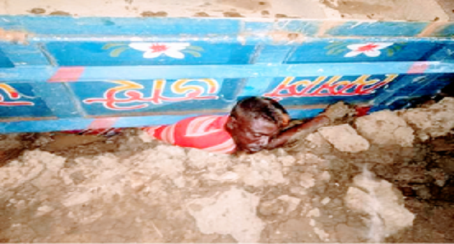 ধর্মপাশায় ট্রাক উল্টে শ্রমিকের মৃত্যু