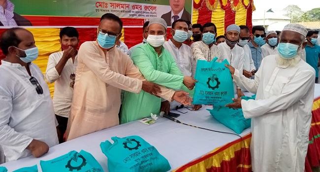 ধোবাউড়ায় বিএনপির খাদ্যসামগ্রী বিতরণ