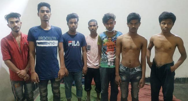 ফতুল্লায় ডাকাতিকালে ৭ কিশোরকে আটক করে পুলিশে সোপর্দ