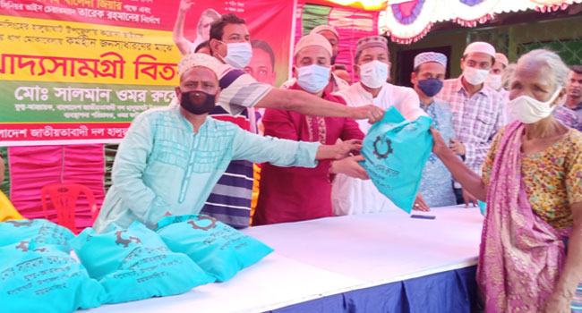 হালুয়াঘাটে বিএনপির খাদ্যসামগ্রী বিতরণ