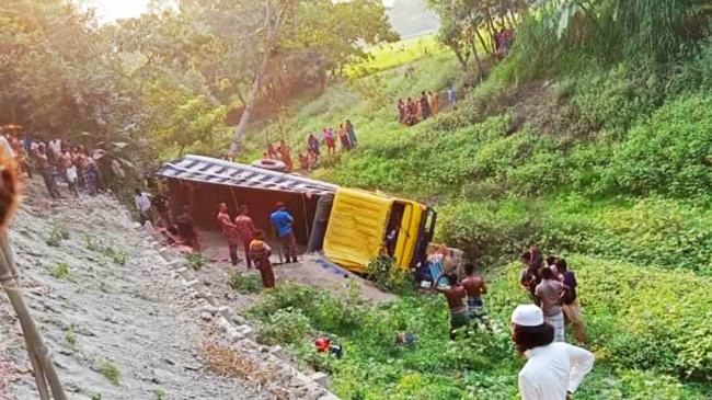 ঘিওরে বালুভর্তি ট্রাক উল্টে ১ শ্রমিক নিহত, আহত ৩