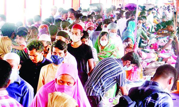করোনার শঙ্কা নিয়েই শপিং চলছে সমানতালে
