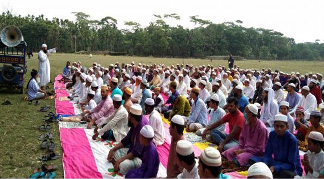 বৃষ্টির জন্য ইস্তিস্কার নামাজে দাঁড়িয়ে অঝরে কাঁদলেন ভাণ্ডারিয়াবাসী