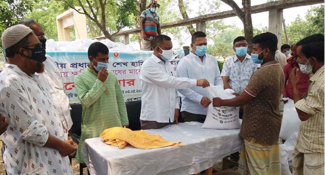 পোরশায় কর্মহীনদের মাঝে খাদ্যসামগ্রী বিতরণ