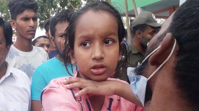 ৯ বছরের শিশুর কাঁধে বাবা-মা ও দু’বোনের লাশ