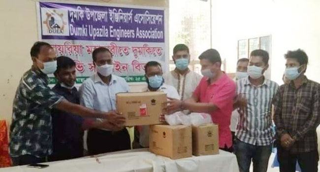 দুমকিতে ডায়রিয়ায় আক্রান্তদের জন্য ফ্রি আইভি স্যালাইন বিতরণ