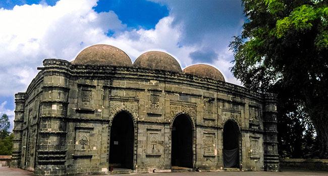 কুশুম্বা মসজিদ পর্যটকদের আকৃষ্ট করছে
