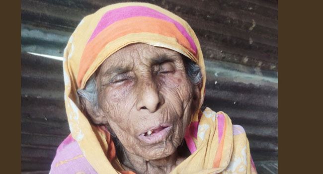 সংবাদ প্রকাশের পর চৌগাছায় বৃদ্ধা পেলেন বয়স্কভাতার কার্ড