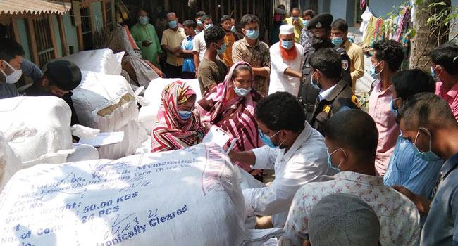 কোটি টাকার অবৈধ পলিথিন জব্দ, ৩ ব্যবসায়ীকে লাখ টাকা জরিমানা