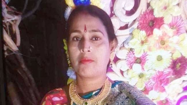 ব্যাগ ধরে ছিনতাইকারীর টান, নারীর মৃত্যু