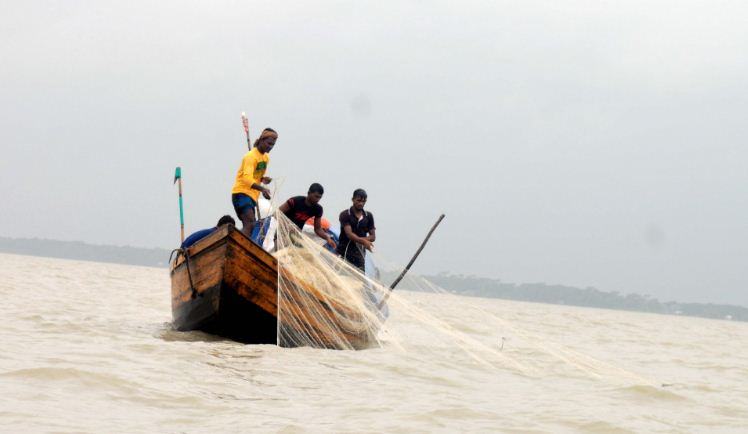 সাগরে জেলে বহরে ট্রলিং জাহাজের হামলায় আহত ১৬