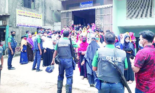 গাজীপুরে বেতন-বোনাসের দাবিতে গার্মেন্ট শ্রমিকদের কর্মবিরতি ও বিক্ষোভ