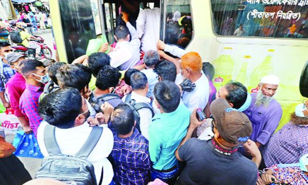 মাস্ক পরলেও স্যানিটাইজ করা হচ্ছে না