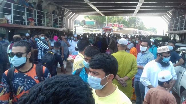 পাটুরিয়ায় ঘরমুখো মানুষের উপচে পড়া ভিড়