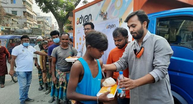 চুয়াডাঙ্গায় অসহায় রোজাদারের মাঝে আদিয়ান মার্টের ইফতার বিতরণ