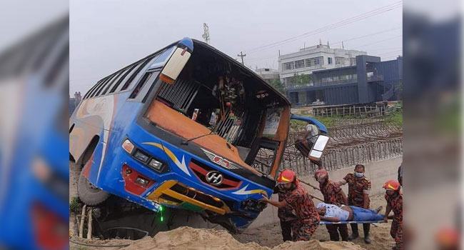 নাটোরে বাস চাপায় স্কুল শিক্ষকসহ দুই পথচারী নিহত