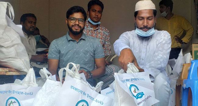 দুয়ারে দুয়ারে ঈদসামগ্রী পৌঁছে দিচ্ছে আশুলিয়া গ্র্যাজুয়েট অ্যাসোসিয়েশন