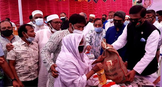কুষ্টিয়ায় ব্যবসায়ীদের সহযোগিতায় খাদ্যসামগ্রী বিতরণ করলেন হানিফ