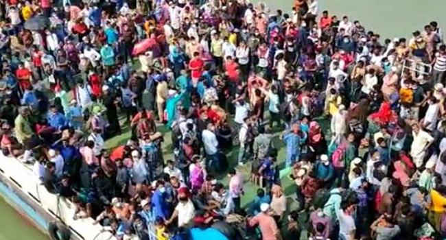 দিনে ফেরি বন্ধ, দৌলতদিয়ায় জরুরি ফেরিতে কয়েক হাজার যাত্রী পার