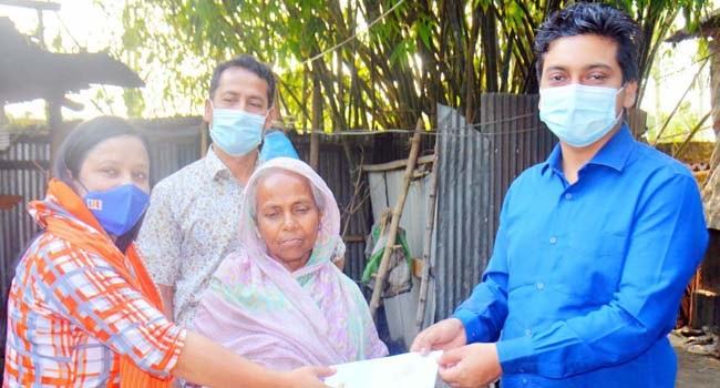 রংপুরের অজানা রোগে আক্রান্তদের নগদ সহায়তা দিলেন ইবি ভিসি