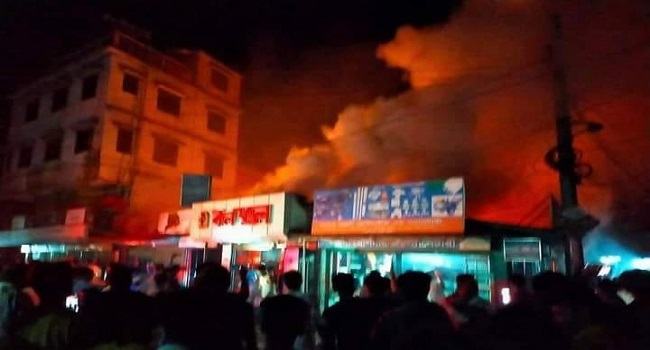 লাকসামে ভয়াবহ আগুনে পুড়ে ২০ কোটি টাকা ক্ষতির আশঙ্কা