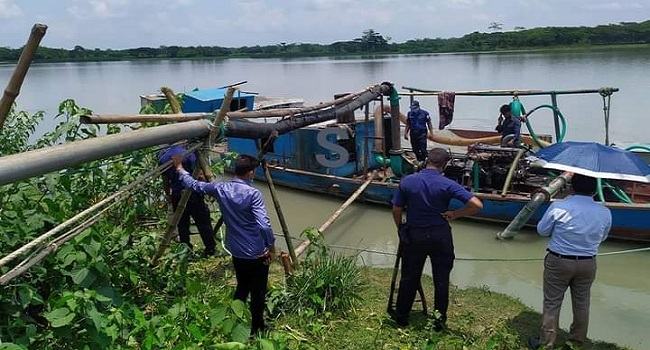 নলছিটিতে ড্রেজার মালিকে ৮০ হাজার টাকা জরিমানা