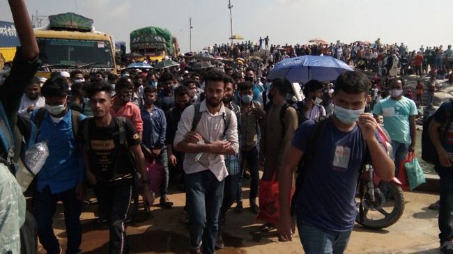 মাওয়া ঘাটে যাত্রীদের নিয়ে চলছে চোর-পুলিশ খেলা