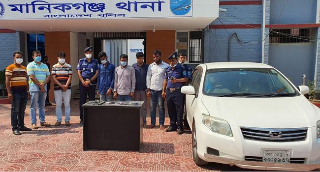 ঈদকে সামনে রেখে সক্রিয় ছিনতাইচক্র, মানিকগঞ্জে গ্রেফতার ৩