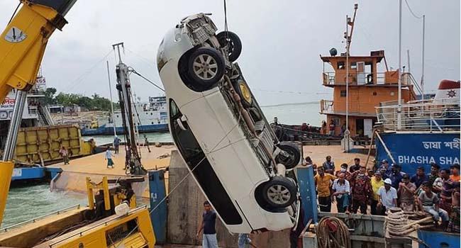 পদ্মায় ডুবে যাওয়া মাইক্রোবাস উদ্ধার
