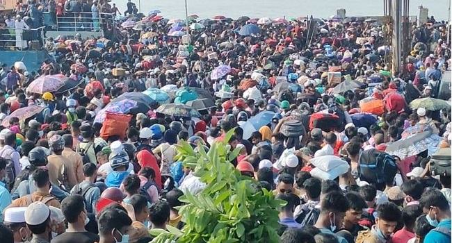 মাওয়ায় ঈদে ঘরমুখো মানুষের ঢল অব্যাহত, স্বাস্থ্যবিধির বালাই নেই