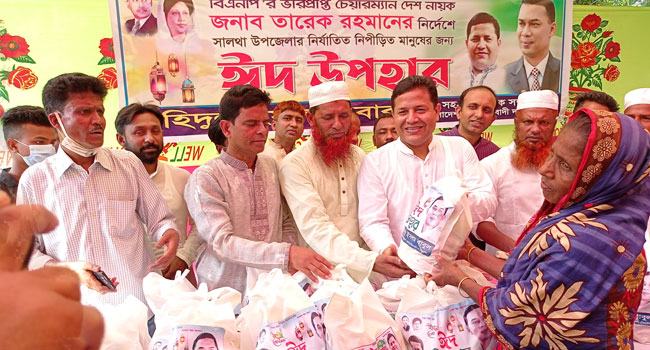 সালথার ক্ষতিগ্রস্তদের মাঝে বিএনপি নেতা বাবুলের ঈদ সামগ্রী ও নগদ অর্থ বিতরণ