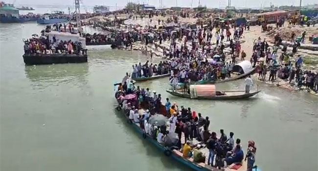 শিমুলিয়া ঘাট থেকে ১৫টি ফেরির সাথে ট্রলারযোগেও যাত্রী পারাপার!