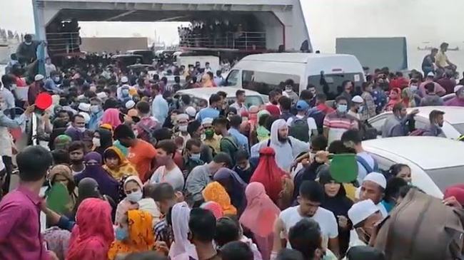 যাত্রী পারাপার চলছে ১৬টি ফেরিতে, কমছে না জনস্রোত
