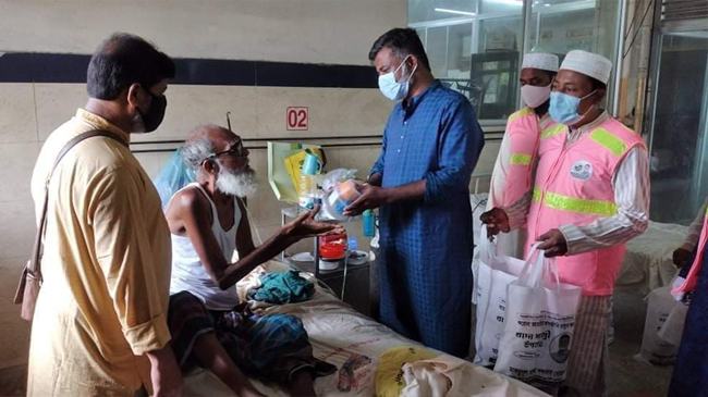হাসপাতালে করোনা রোগীদের সাথে শুভেচ্ছা বিনিময় করল টিম খোরশেদ