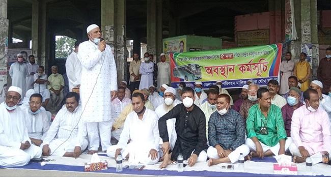 গণপরিবহন চালুর দাবিতে ঈদের দিন বগুড়ায় অবস্থান কর্মসূচি পালন