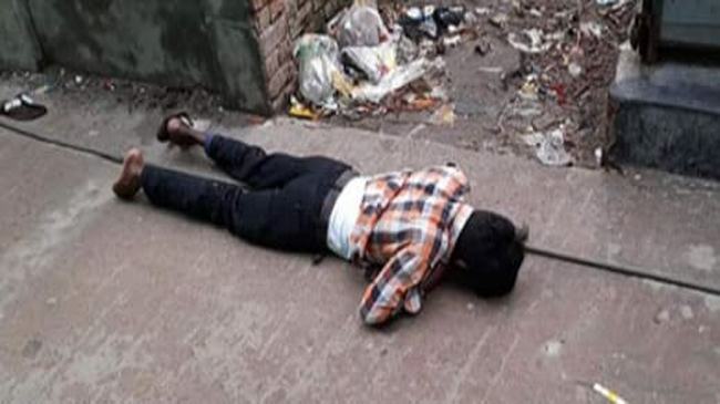 হাইবোল্ডেজ বৈদ্যুতিক তার ছিঁড়ে পড়ে রাস্তায় শ্রমিকের মৃত্যু